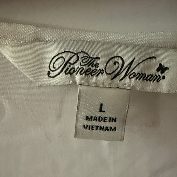 The Pioneer Woman white Blouse with Floral Embroidery. Beautiful details - Picture 2 of 9